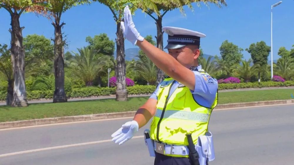 依法查处道路交通违法行为出勤率最高的交警是个旧辖区国道326线鸡街