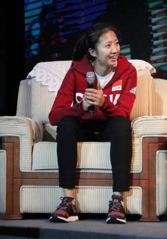 女排国手如何谈恋爱?张常宁被套路,两人谈标准,郎平为爱将着急