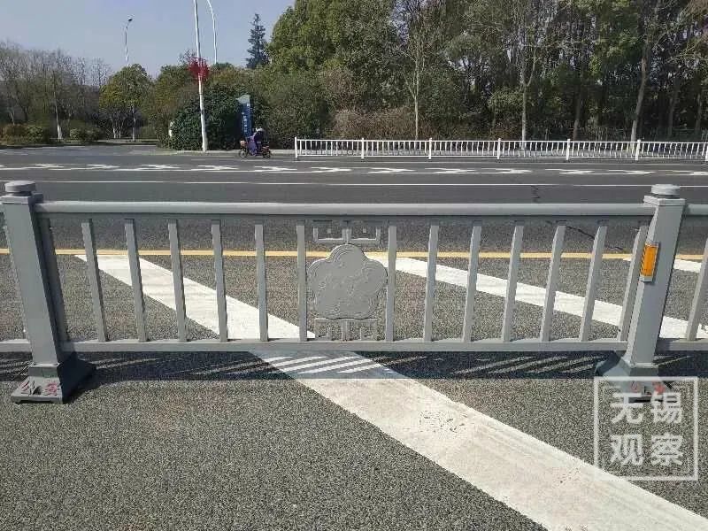新的交通护栏颜色为灰色,护栏面上镌刻着"玉飞凤"图案和梅花造型.