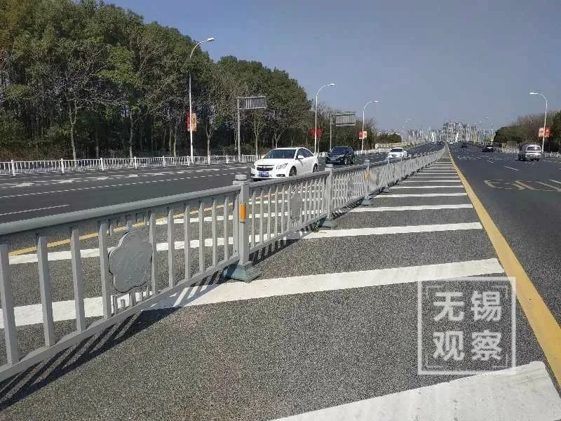 新的交通护栏颜色为灰色,护栏面上镌刻着"玉飞凤"图案和梅花造型.