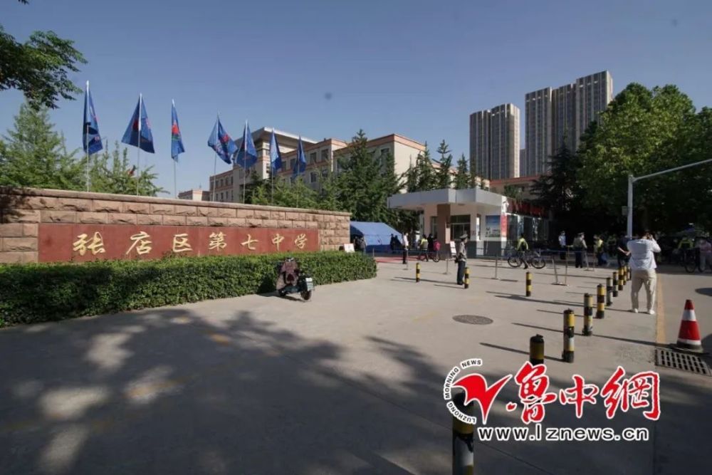 7时20分许,西六路张店第七中学门前路段通行缓慢,交警正在指挥交通