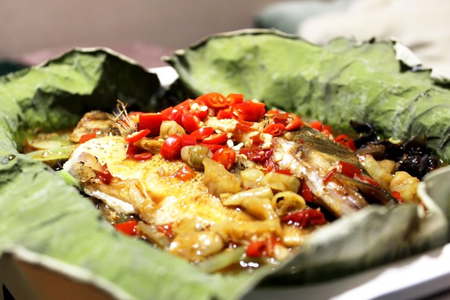 荷叶的清香,鲈鱼的嫩滑,泡椒的鲜辣=荷叶烤鲈鱼鲈鱼拿来做烤鱼才是