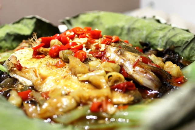 荷叶的清香,鲈鱼的嫩滑,泡椒的鲜辣=荷叶烤鲈鱼鲈鱼拿来做烤鱼才是