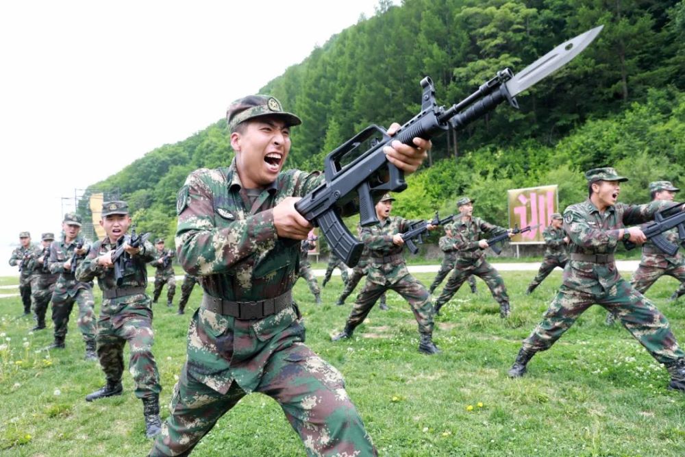 正值小满季军中练兵时