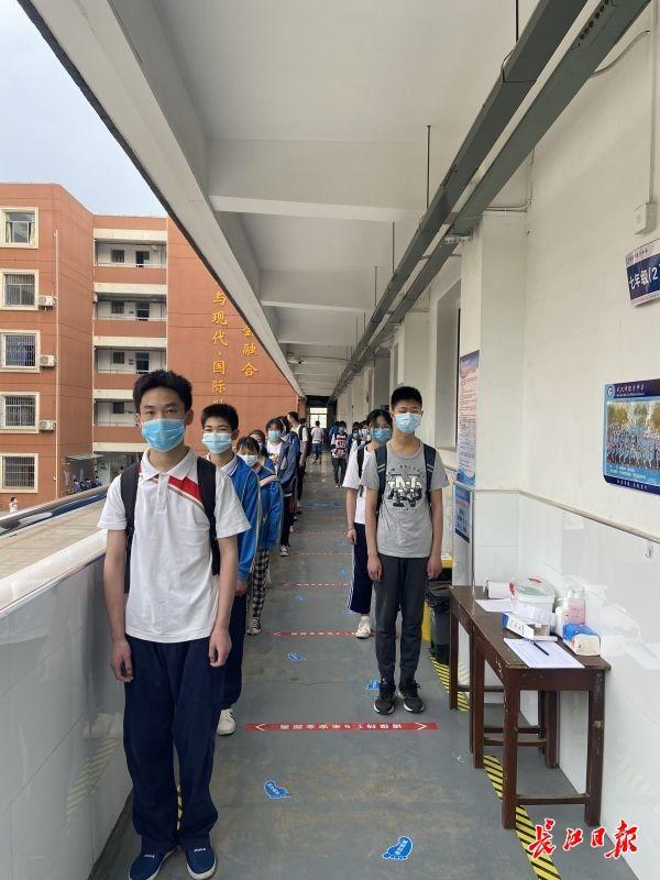 武汉市德才中学九年级学生有序入校.记者杨幸慈 摄来源:长江网
