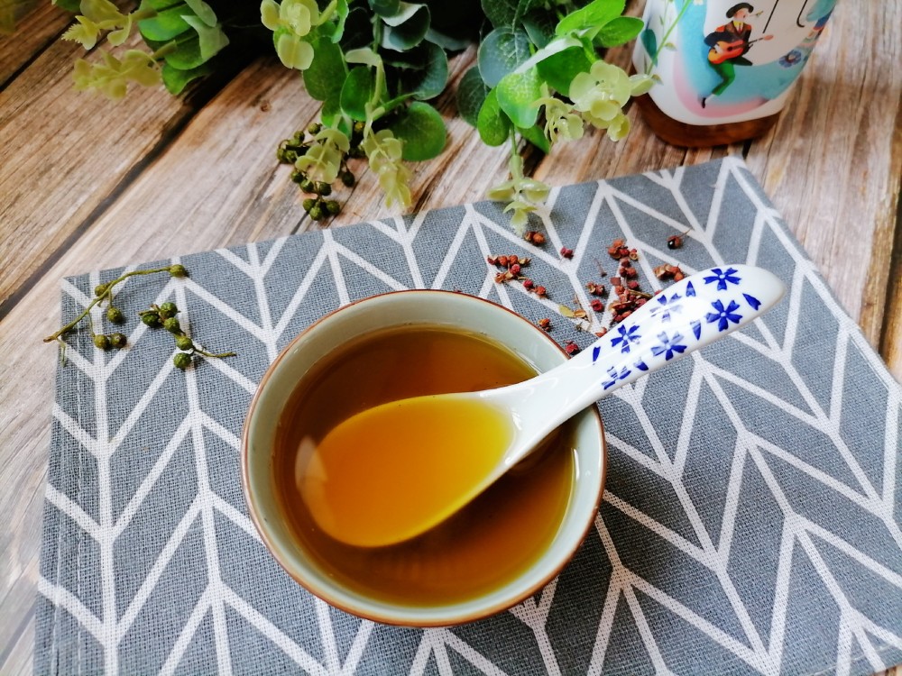 之前我也从超市买过多款椒麻油,花椒油,但是味道都非常寡淡,既不够麻