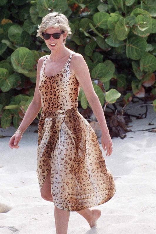 黛安娜王妃穿泳衣风格大胆,却被小肚腩抢镜!