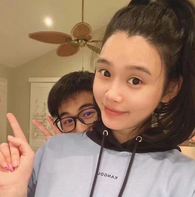 何猷君|合体捞金？何猷君奚梦瑶又上综艺，赌王离世月余两人要自力更生？