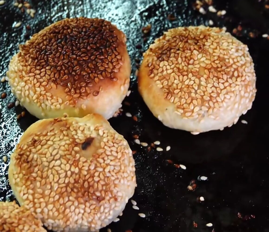 台湾最有名的烧饼店,老板从早到晚忙不停,烧饼吃下去比面包还软_腾讯