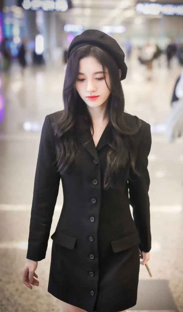 鞠婧祎因工作太累而打哈欠,被镜头恶意抓拍后,我才懂直男的审美