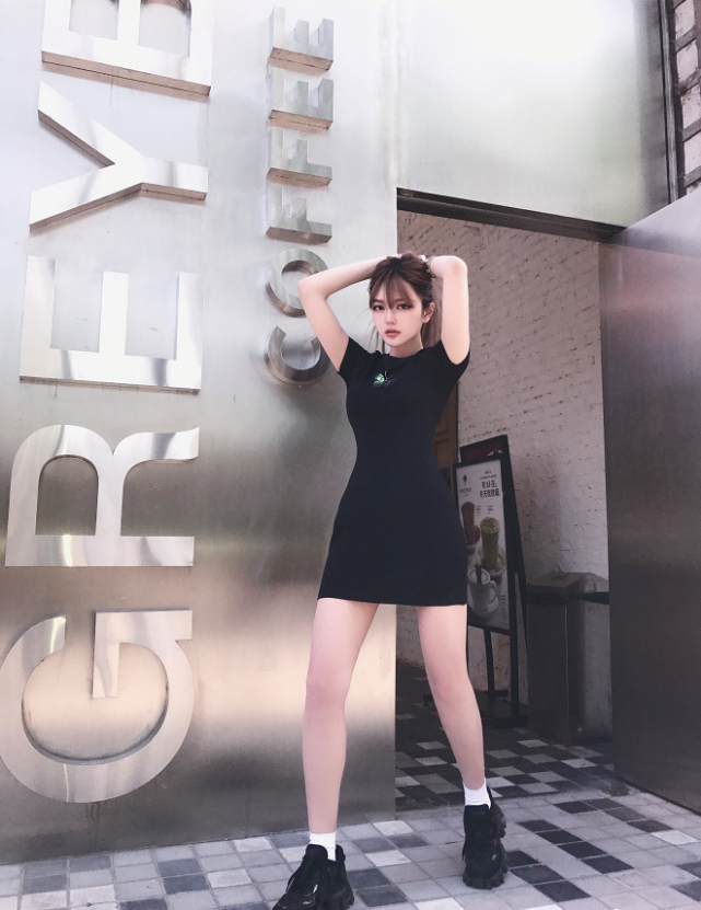 周扬青分手后大转变时尚穿搭造型风格多样直线腿惹人羡慕