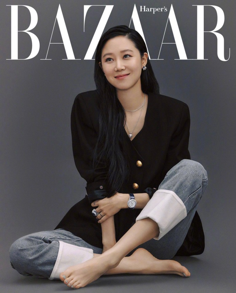 穿大宽领黑色紧身衣,轻熟风的孔孝真很迷人!