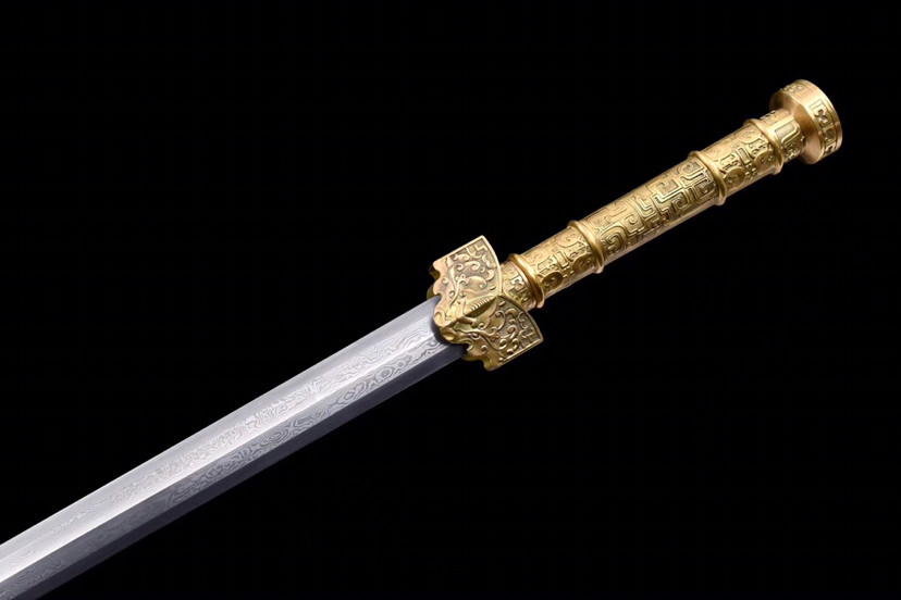 剑刃:百炼折叠八面花纹钢手工研磨  .装具:纯铜精雕复古剑装  .