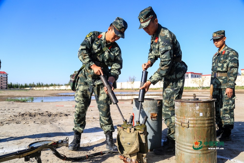 官兵往喷火器中注入油料.刘欢 摄