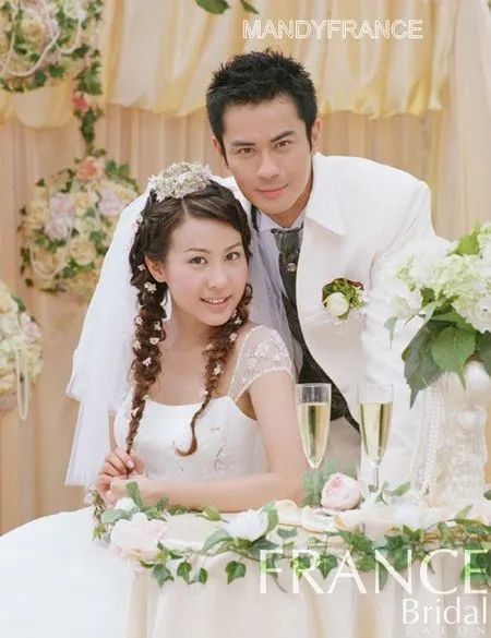 和邓萃雯分手同年,郑嘉颖和曹敏莉一起拍摄婚纱广告,郑嘉颖对曹敏莉