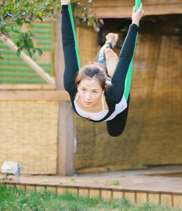 刘涛兑现承诺,直播间表演倒立,无奈衣服套路太深