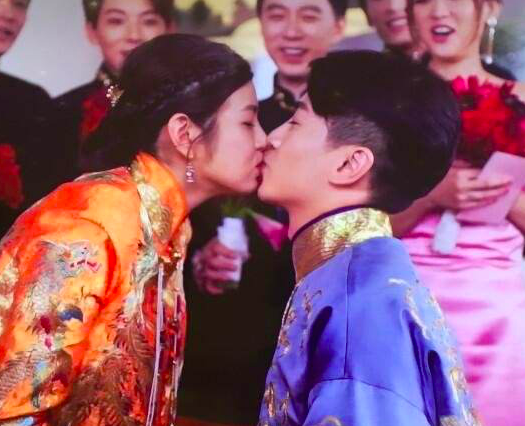 陈妍希|小星星显贪吃，陈晓拍全家福，陈妍希却分心阻止儿子偷咬棒棒糖