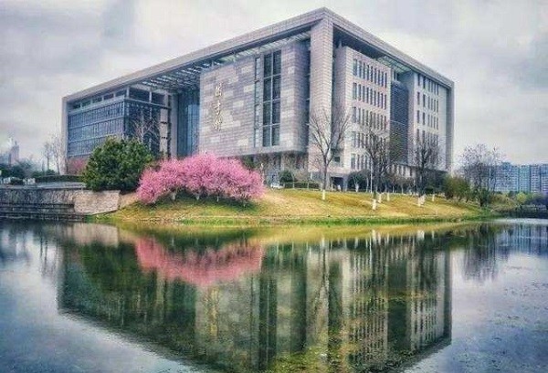 江苏镇江不仅有一所比肩211的大学还有1所王炸级高中