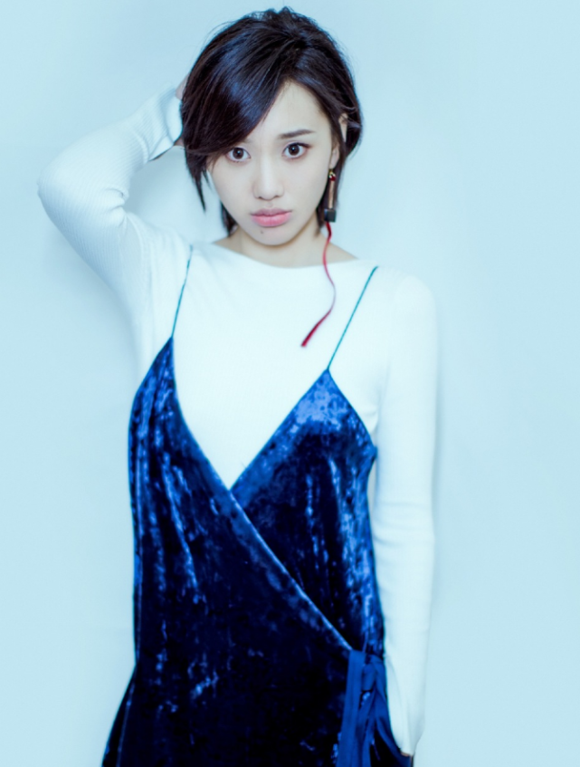 闫妮女儿晒照,邹元清滤镜下美出新高,颜值终看出父亲基因