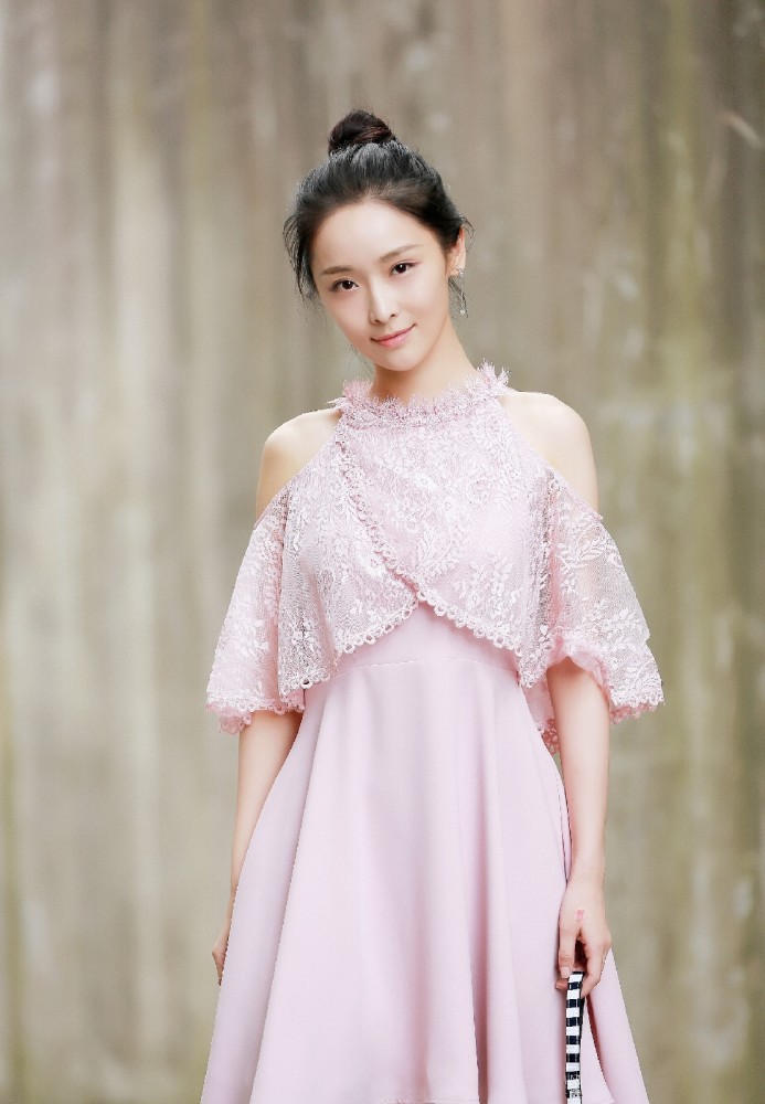 "谋女郎"李曼新剧大受好评!除了演技炸裂,穿衣风格更是惹人爱