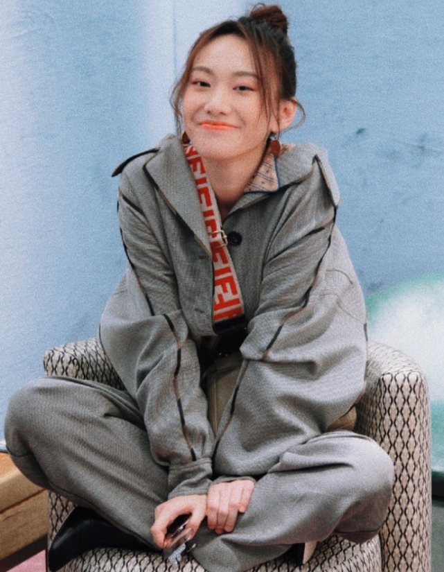 闫妮女儿晒照,邹元清滤镜下美出新高,颜值终看出父亲基因