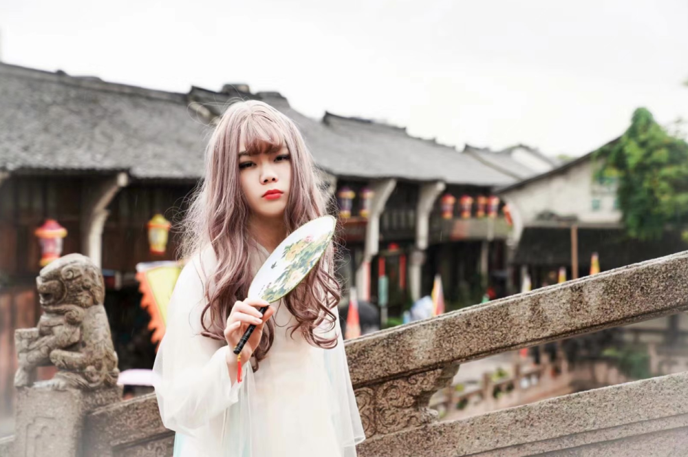 从这次女装也能看出来,寂然放得很开,敢于展示自己女装的形象.