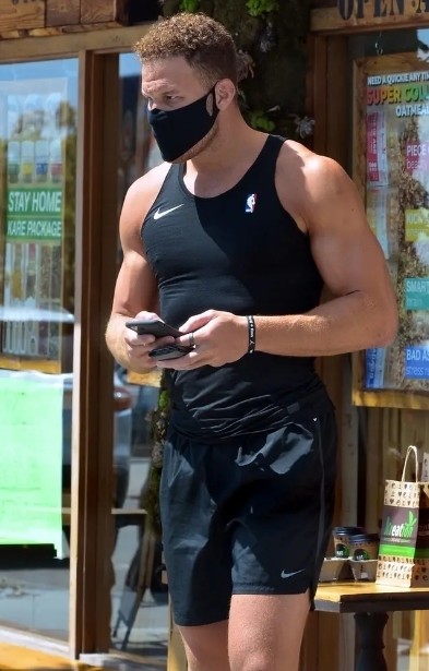 格里芬现身洛杉矶街头浑身肌肉强壮如牛膝伤痊愈只待复出