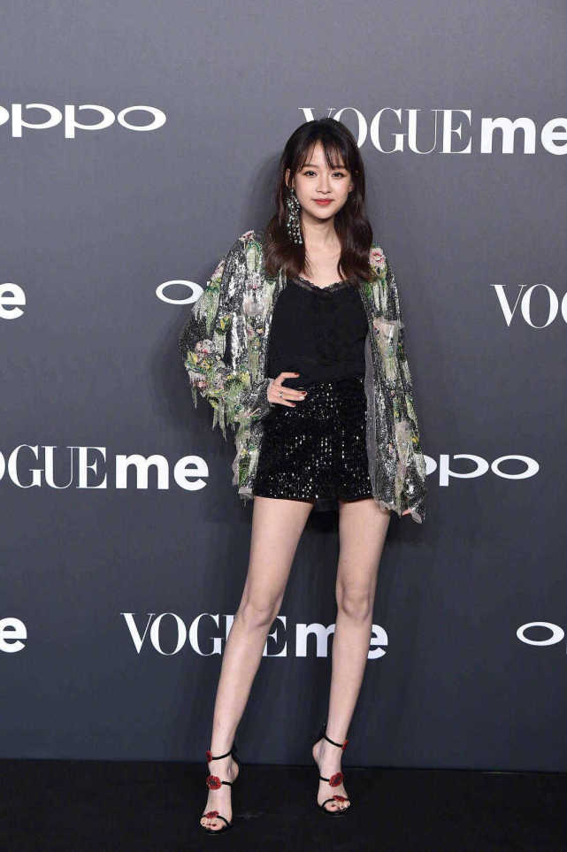 孙怡也太会穿了亮片外套内搭黑色吊带上衣清新甜美少女感十足