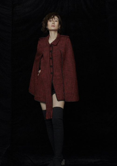 刘敏涛不老女神穿酒红色千鸟格斗篷配黑色过膝袜靴吸睛时髦