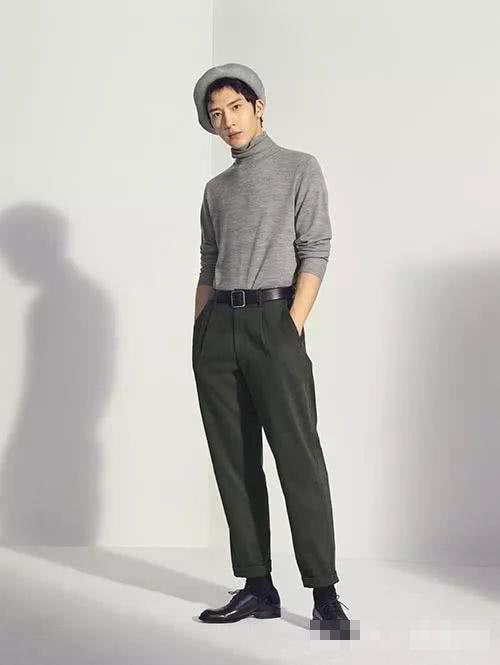 男生别总是穿西装衬衫,跟着优衣库穿t恤牛仔裤,帅气又时尚