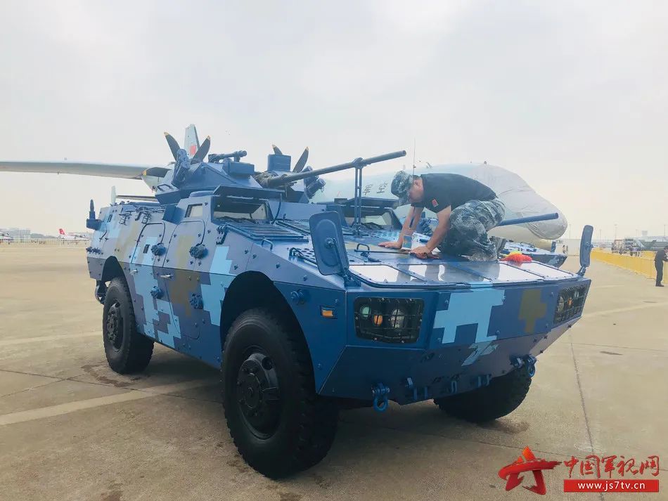 那个炮塔从外形来看,其实就是在03式履带伞兵战车的炮塔基础上小改的