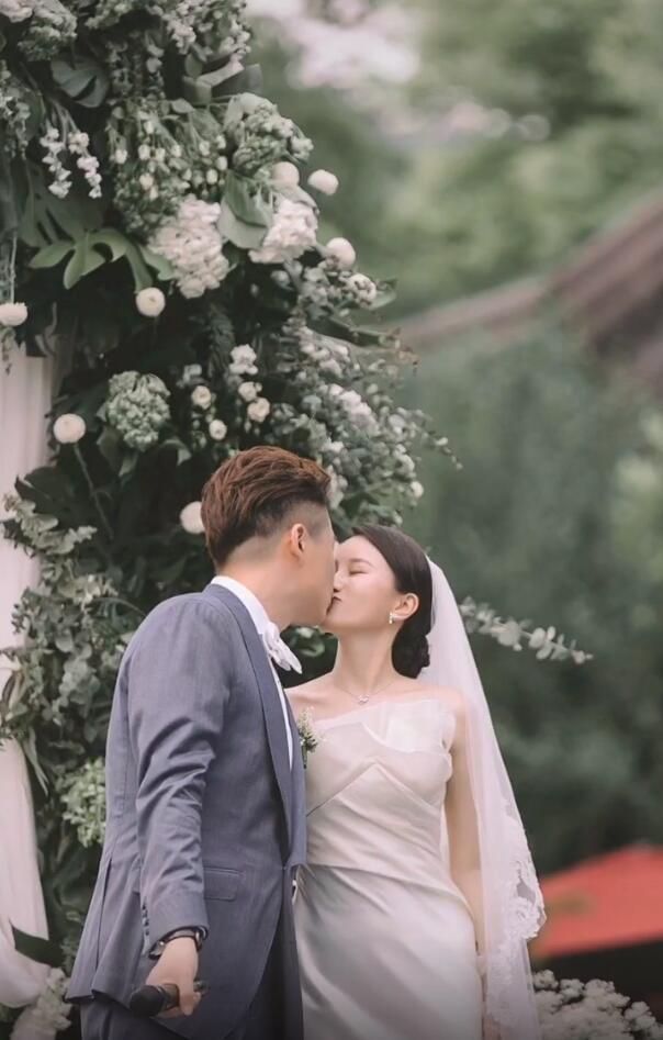 王牌对王牌沈涛结婚高清照曝光甜蜜接吻新娘朵朵不是费费