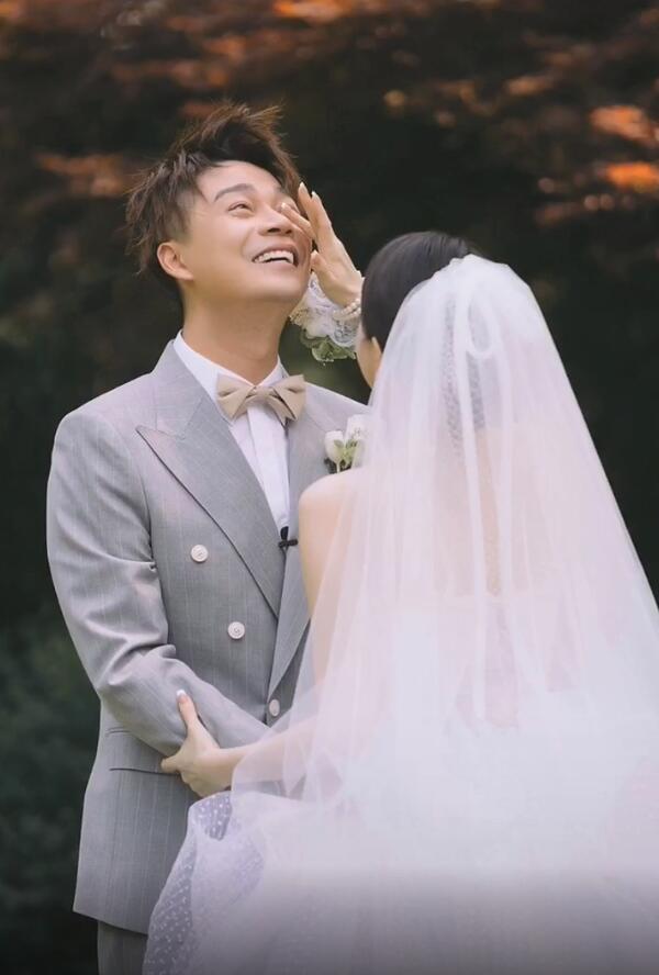 《王牌对王牌》沈涛结婚高清照曝光,甜蜜接吻,新娘朵朵不是费费