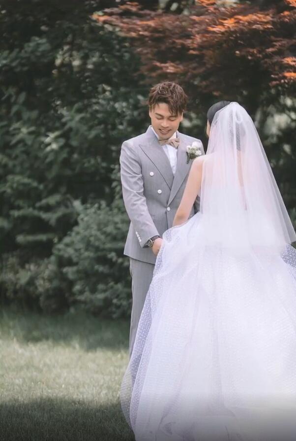 《王牌对王牌》沈涛结婚高清照曝光,甜蜜接吻,新娘朵朵不是费费