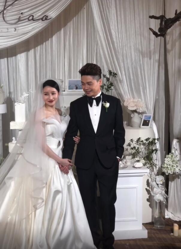 "递话筒的女孩"终于露正面了,沈涛老婆是朵朵而不是费费,终于解释清楚