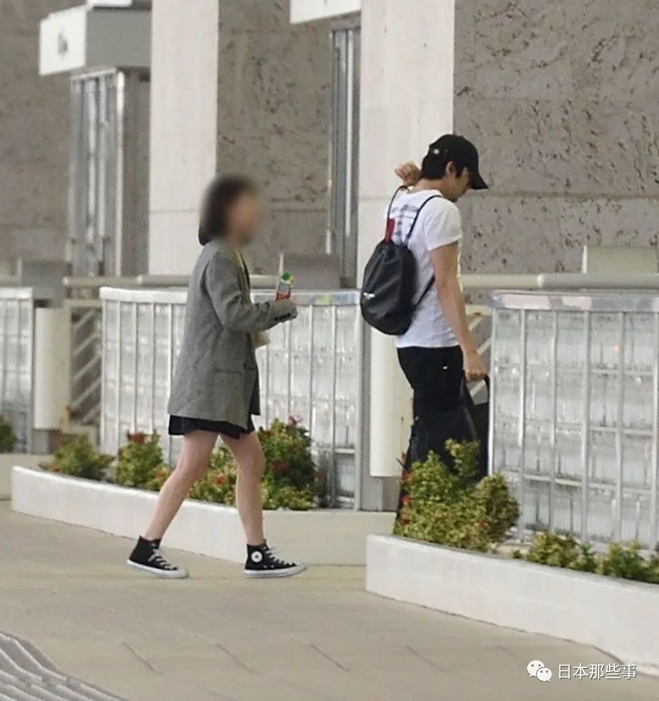 人设崩塌 还真是近墨者黑啊 腾讯新闻