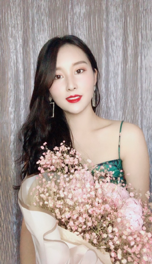 俗话说"女为悦己者容",所以在给老公发照片的时候郭姗姗还盛装打扮了