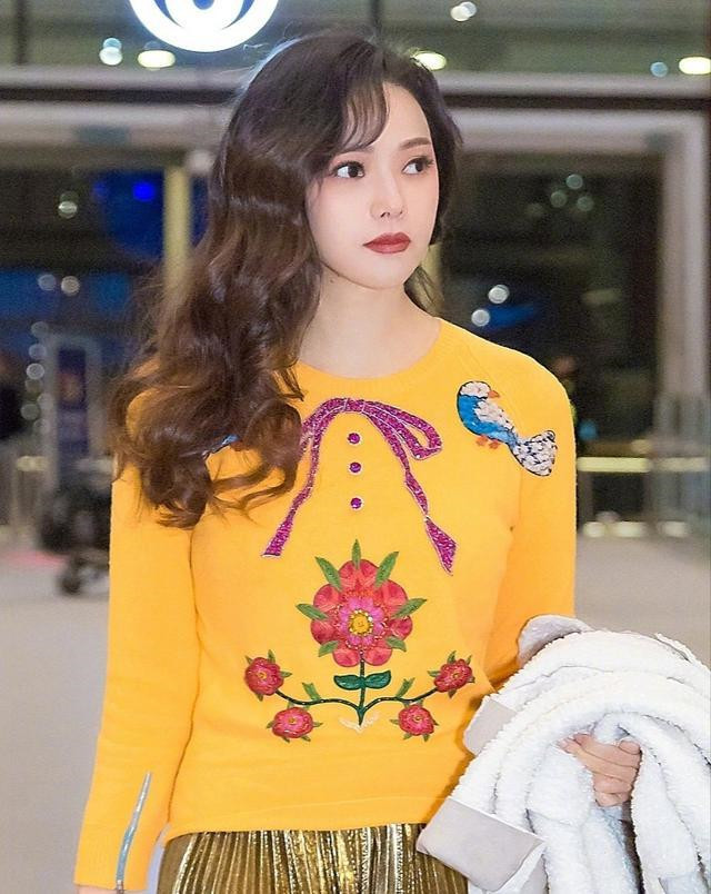 52岁伊能静大卷发亮相脸上看不到丝毫皱纹真不愧是冻龄女神