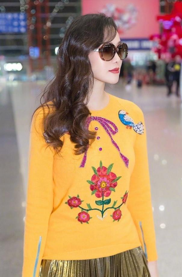 52岁伊能静大卷发亮相脸上看不到丝毫皱纹真不愧是冻龄女神