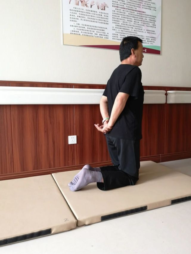 抑制提胯动作,增强下肢力量,促进分离运动出现,动作标准:跪立位,双膝