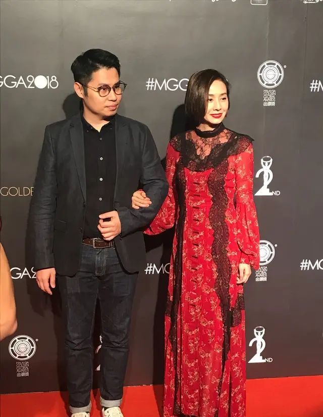 身上穿的这条裙子感觉还是比较有古风的气息,颜色选择的是鲜艳的红色