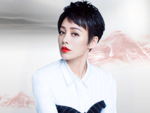 "美黑"后的宁静,短发造型迷倒众人,迎面而来的霸气感