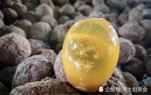 买松花皮蛋时 这4种松花蛋白送也别要 商贩 从不让家人吃 豆腐 松花蛋 鸭蛋 鸡蛋 蛋壳