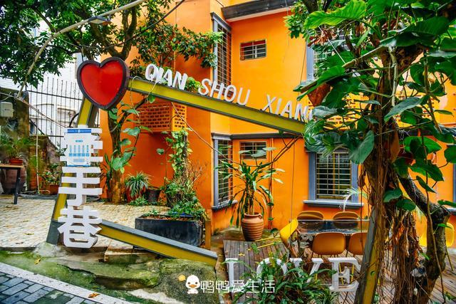 近些年厦门最火爆的地方要数曾厝垵了,它被誉为"中国最文艺渔村",九街