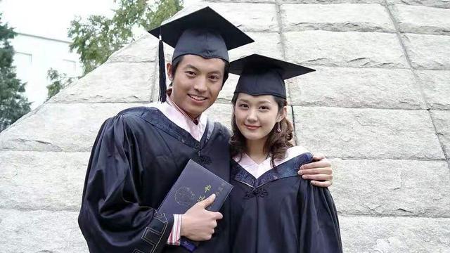 刚出道时因为出众的古装扮相,崔鹏一直是男主角的热门人员.