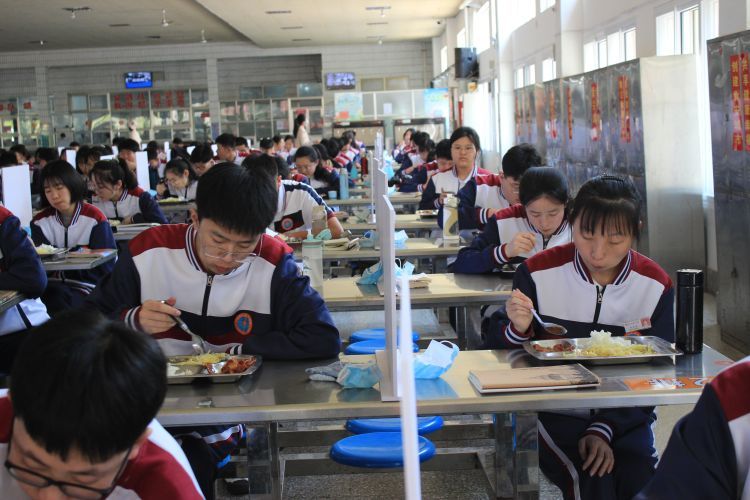 即墨区1.5万余名高中非毕业年级学生开学复课 重返校园