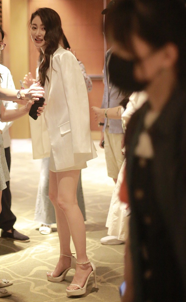 张天爱化身珠宝设计师为自己代言 穿吊带白裙坐姿优雅曲线迷人