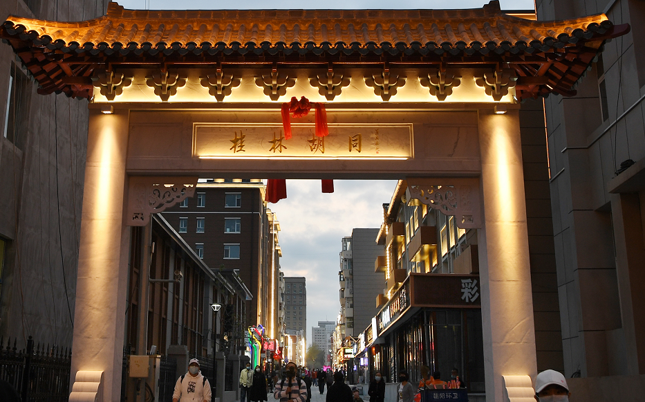 释放自我,展现个性,抒发情怀,为繁华的步行街增添了一道靓丽的风景线