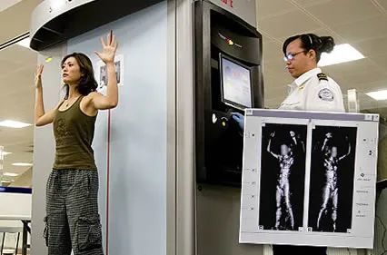 一些人体扫描安检仪采用的是微波反射技术,它能用高频无线电波扫描