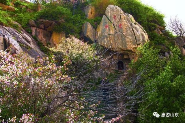 西觀天街坊,南瞰中天門,北仰鳳凰山,並與象鼻峰,白雲洞相鄰